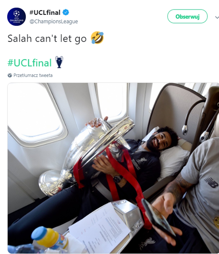 Salah nie chce się rozstawać z pucharem... :D